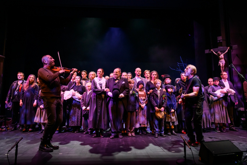 Přidáváme další dvě reprízy inscenace Ro(c)k na vsi s kapelou Čechomor